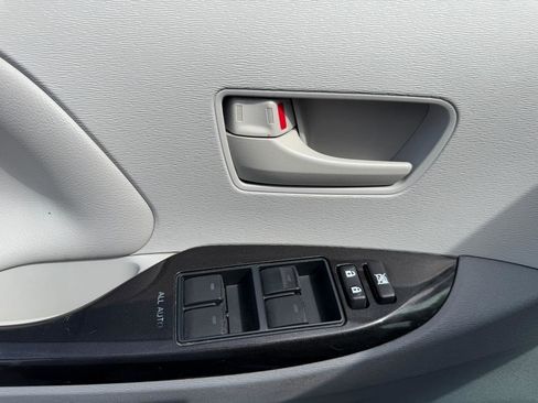 Used 2014 Toyota Sienna LE image 23