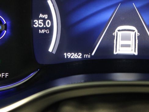 Used 2024 Chrysler Pacifica Pinnacle image 4