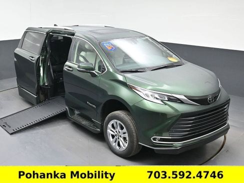 Used 2026 Toyota Sienna Limited FWD image 12
