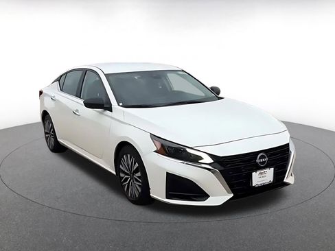 Used 2025 Nissan Altima 2.5 SV FWD image 3