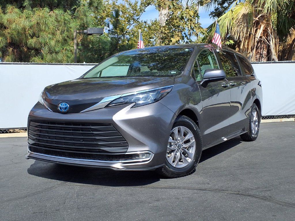 Certified 2024 Toyota Sienna XLE FWD image 40