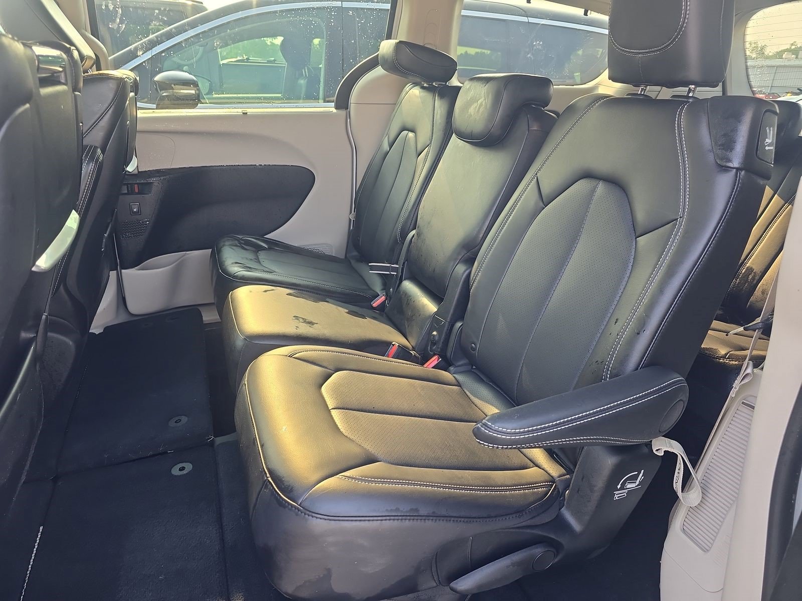 Used 2024 Chrysler Pacifica Touring-L w/ Uconnect Theater Family Group FWD image 10