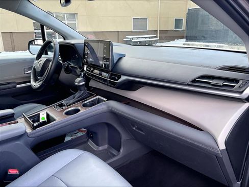 Used 2024 Toyota Sienna XLE image 14