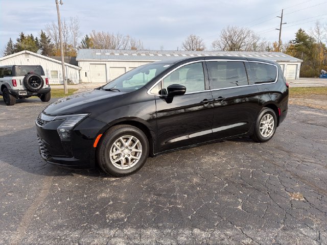 Used 2027 Chrysler Pacifica Select FWD image 2