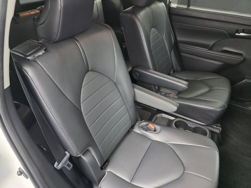 Used 2021 Toyota Highlander XLE FWD image 28