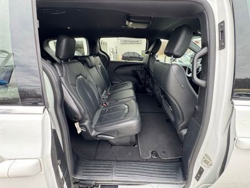Used 2020 Chrysler Pacifica Touring-L image 25