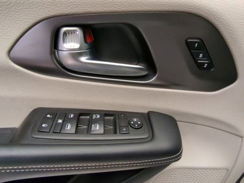 Used 2023 Chrysler Pacifica Touring-L FWD image 25
