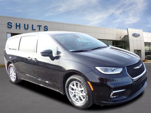 Used 2023 Chrysler Pacifica Touring-L image 3