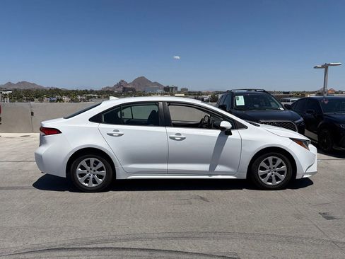 Used 2021 Toyota Corolla LE FWD image 3