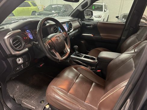Used 2016 Toyota Tacoma Limited w/ Towing Package image 8