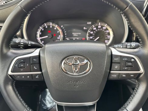 Used 2025 Toyota Highlander XLE image 24