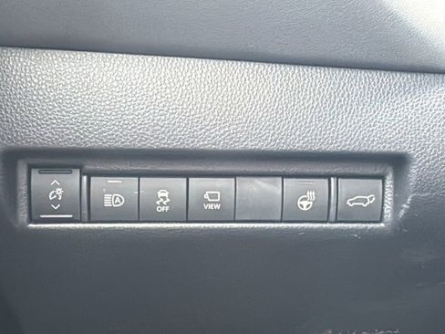 Used 2023 Toyota Venza Limited image 29