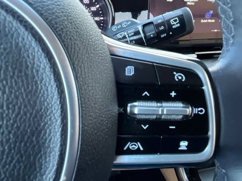 Used 2024 Kia Carnival EX FWD image 14