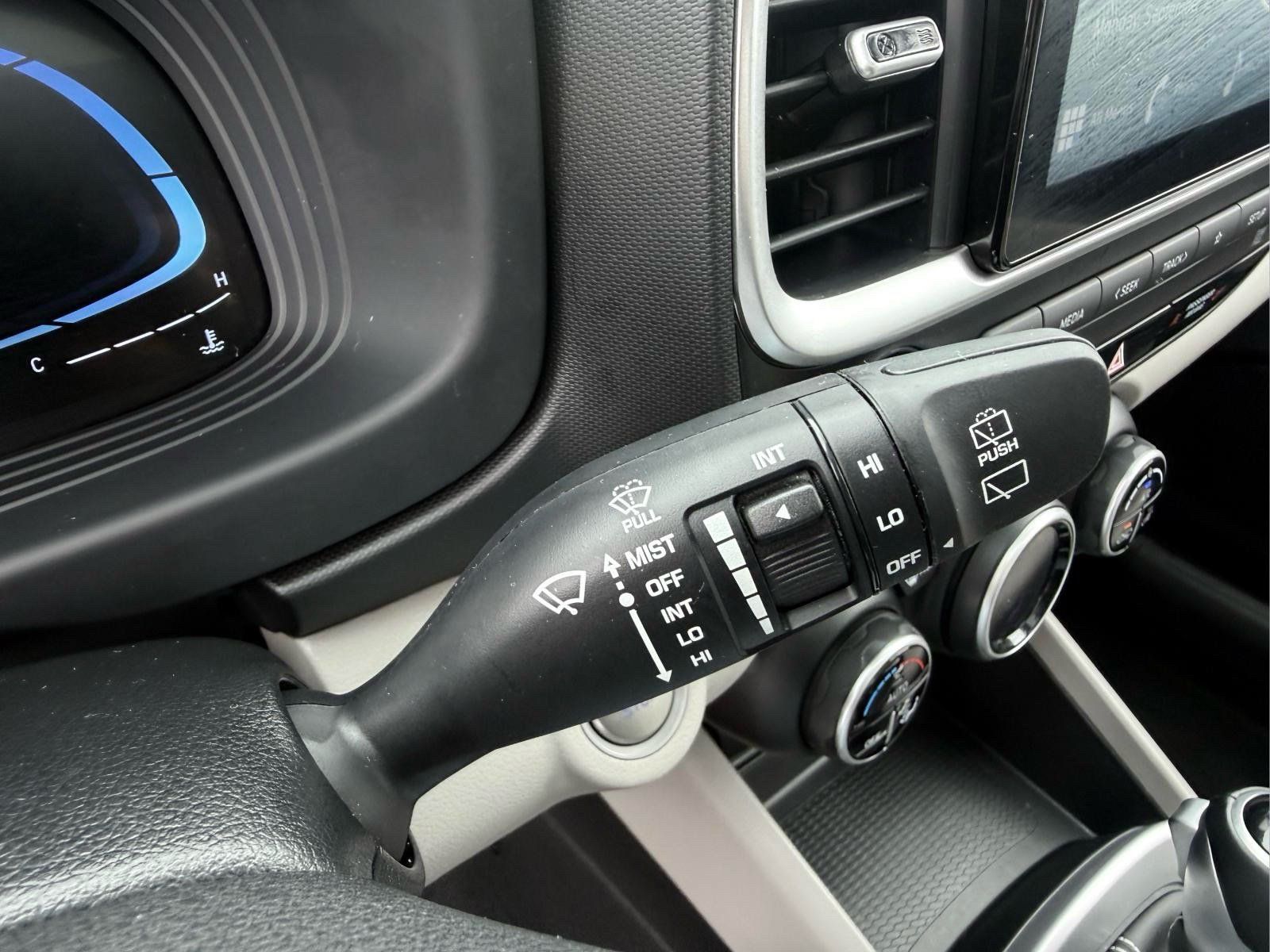 Used 2025 Hyundai Venue SEL FWD image 26