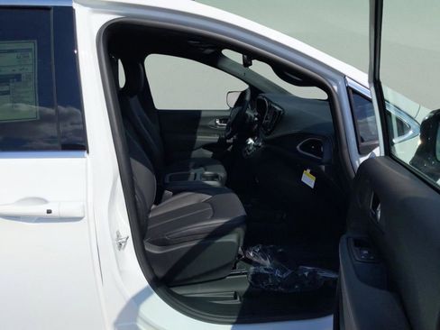 New 2026 Chrysler Pacifica Select image 29