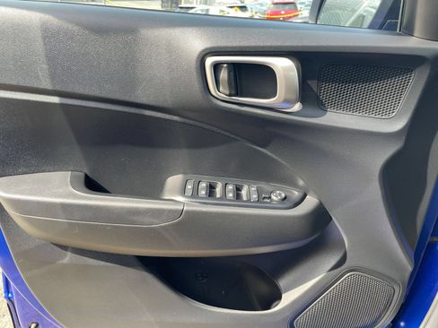 Used 2025 Hyundai Venue SEL FWD image 18