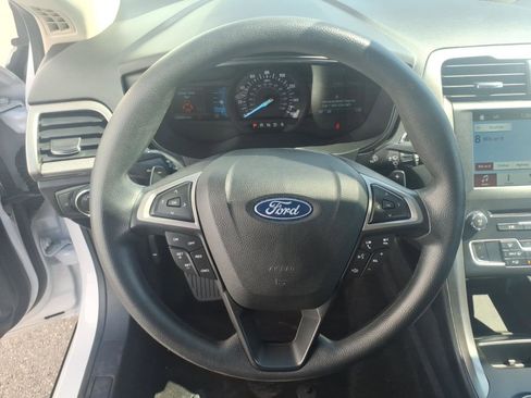 Used 2018 Ford Fusion SE w/ Fusion SE Technology Package image 14