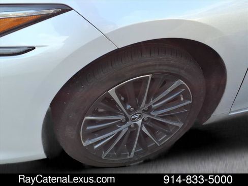 Used 2023 Lexus ES 300h w/ Premium Package image 5