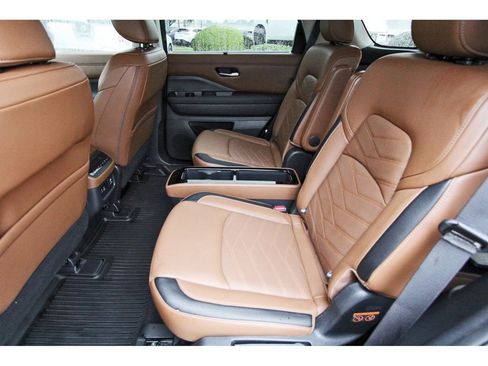 Used 2024 Nissan Pathfinder Platinum FWD image 7
