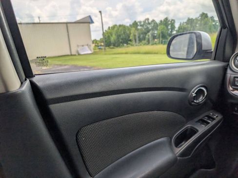 Used 2013 Nissan Versa SV FWD image 33