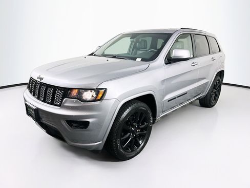 Used 2018 Jeep Grand Cherokee Altitude image 3