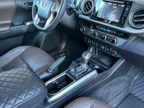 Used 2016 Toyota Tacoma Limited w/ Towing Package image 13