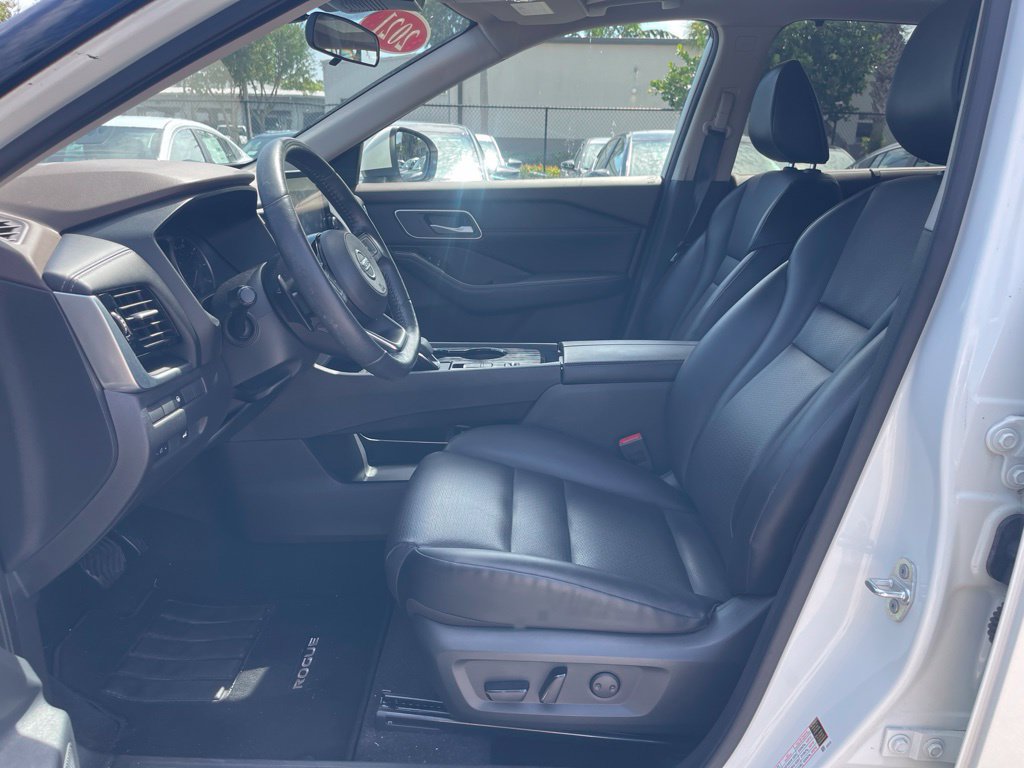 Certified 2021 Nissan Rogue SV w/ Premium Package FWD image 5