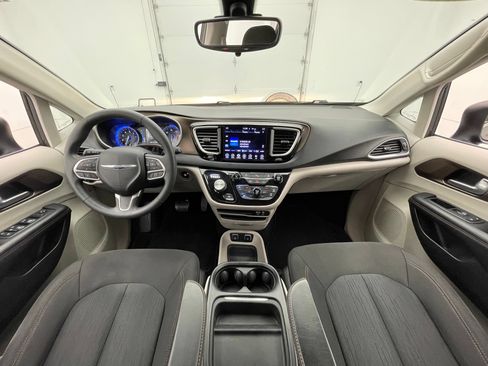 Used 2017 Chrysler Pacifica Touring Plus w/ Tire & Wheel Group FWD image 3