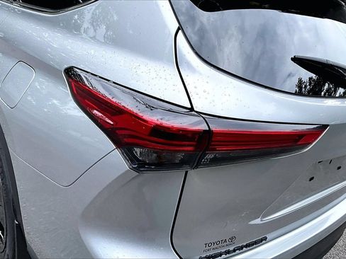 Used 2021 Toyota Highlander XLE AWD/4WD image 20