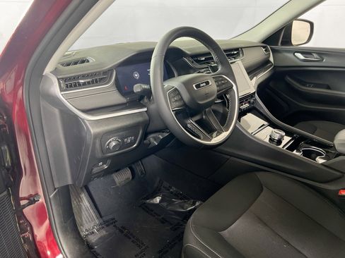 Used 2023 Jeep Grand Cherokee Laredo w/ Luxury Tech Group I image 9