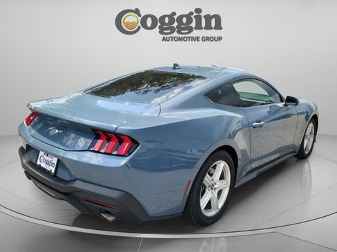 Used 2025 Ford Mustang Coupe RWD image 4