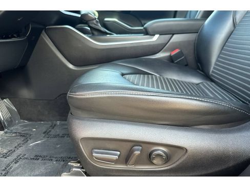 Used 2021 Toyota Highlander XSE FWD image 13