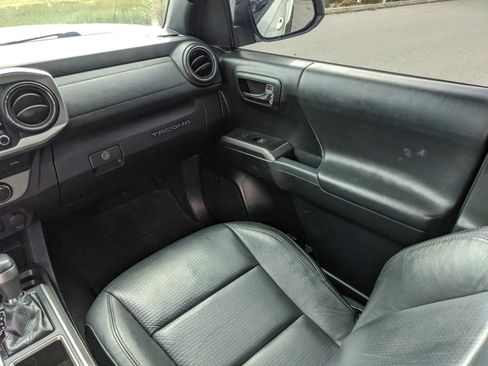 Used 2021 Toyota Tacoma Limited image 18