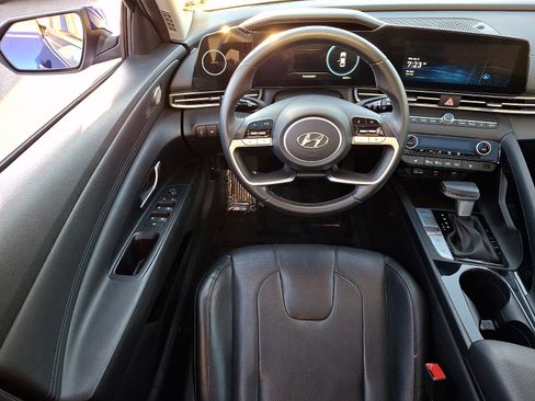 Certified 2023 Hyundai Elantra Limited w/ Preferred Accessory Package image 11