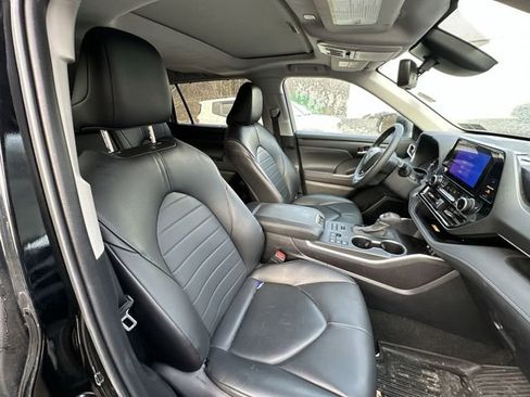 Used 2024 Toyota Highlander XLE image 29