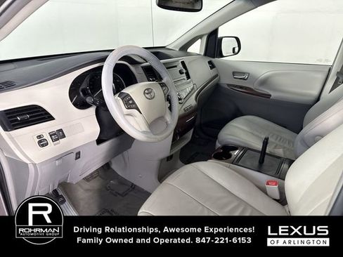 Used 2013 Toyota Sienna XLE image 4
