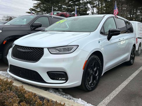 Used 2024 Chrysler Pacifica Limited image 2