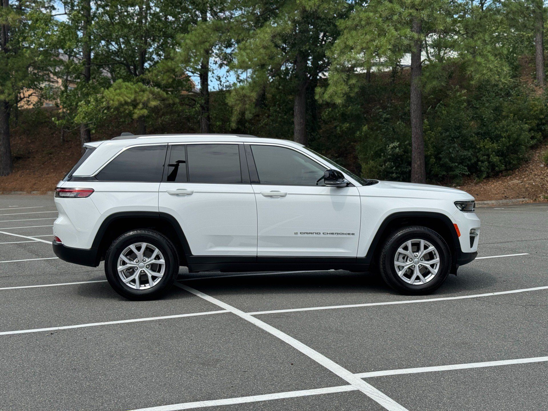 Used 2022 Jeep Grand Cherokee Limited AWD/4WD image 14