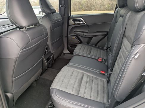 New 2026 Mitsubishi Outlander SE FWD image 13