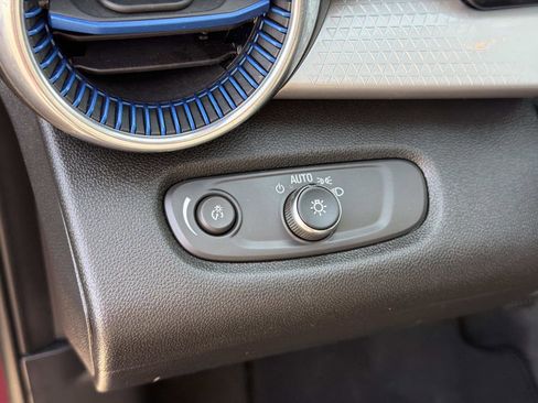 Used 2025 Chevrolet Trax LT w/ LT Convenience Package image 6