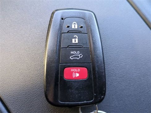 Used 2022 Toyota Highlander XLE image 35