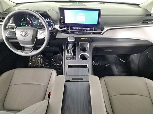Used 2025 Toyota Sienna XLE image 15