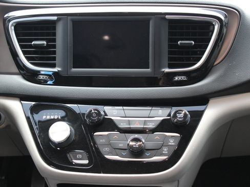 Used 2020 Chrysler Voyager Lxi image 10