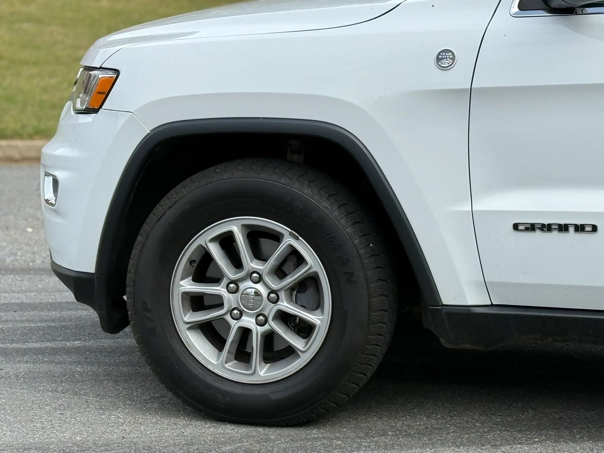Used 2019 Jeep Grand Cherokee Laredo AWD/4WD image 7