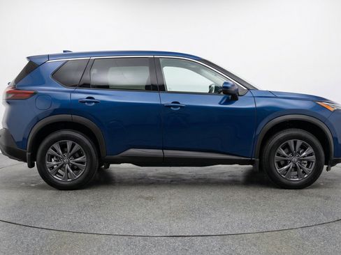 Used 2025 Nissan Rogue SV AWD/4WD image 11