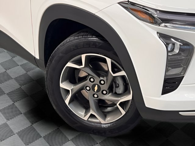 Certified 2025 Chevrolet Trax LT FWD image 26
