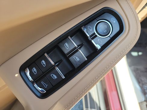 Used 2023 Porsche Macan AWD/4WD image 16