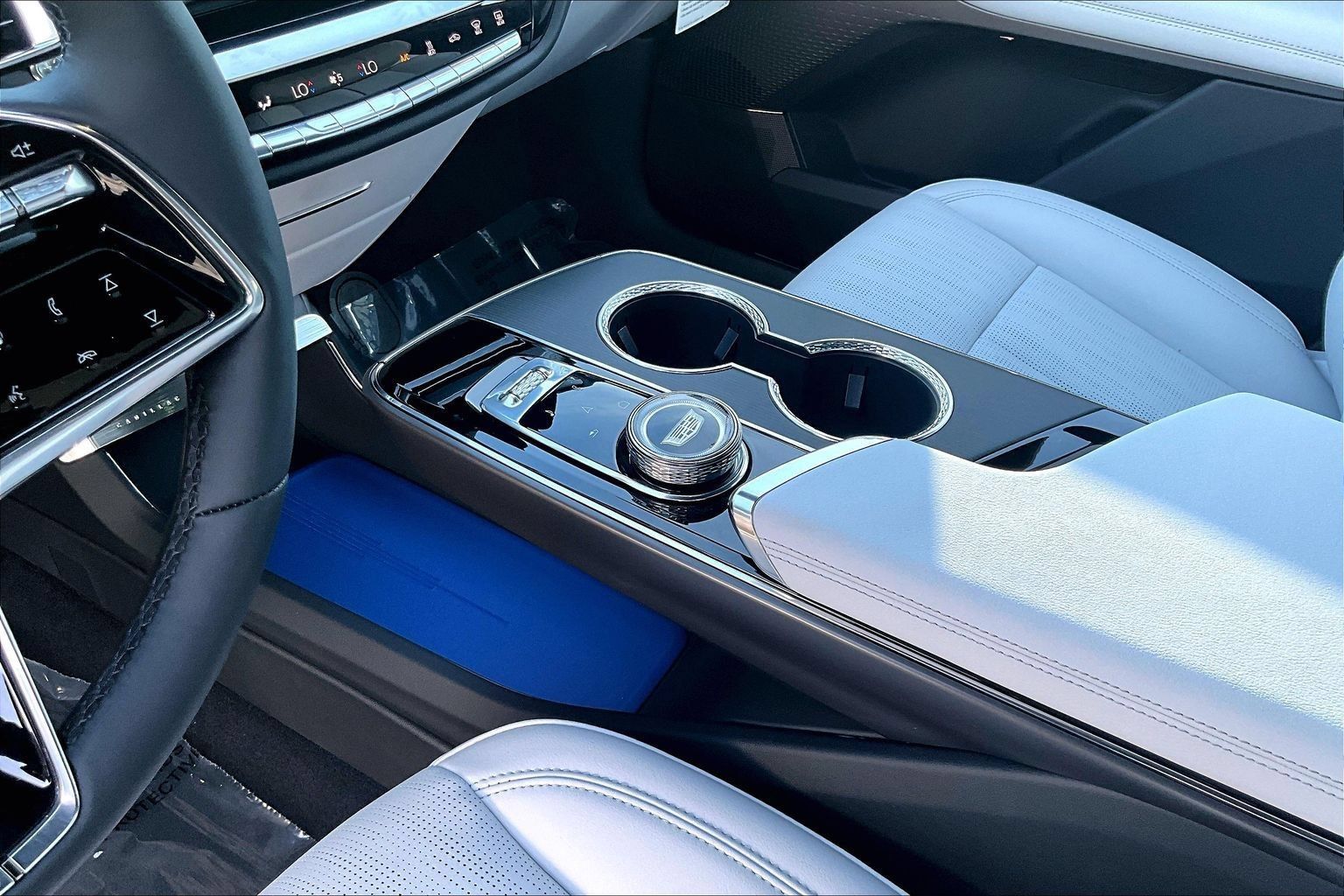 New 2026 Cadillac Lyriq Luxury w/ LPO, Floor Liner Package AWD/4WD image 10