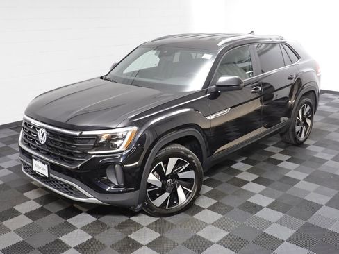 Used 2025 Volkswagen Atlas Cross Sport SE image 2