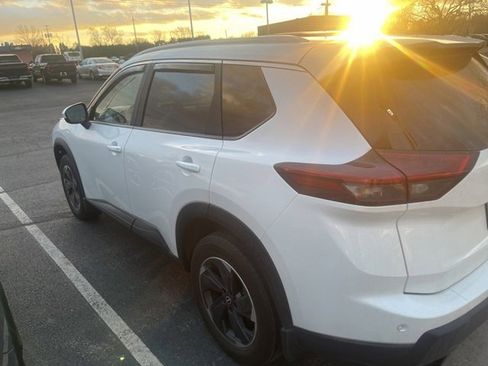 Used 2024 Nissan Rogue SV w/ SV Premium Package image 5